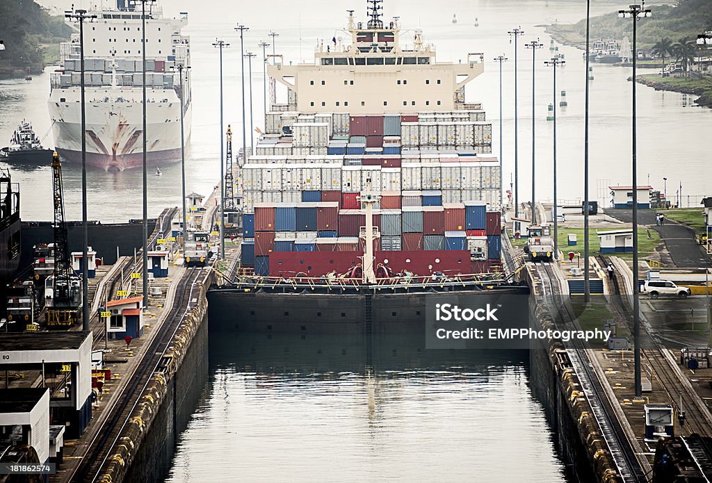 で Freighter Gatun ロック、パナマ運河 - パナマ運河のロイヤリティフリーストックフォト