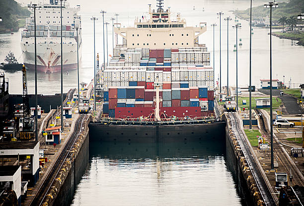 freighter w gatun blokady, kanał panamski - panama canal panama canal industrial ship zdjęcia i obrazy z banku zdjęć