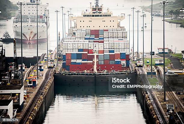 Bloqueio De Carga Em Gatun Canal Do Panamá - Fotografias de stock e mais imagens de Canal do Panamá - Canal do Panamá, Eclusa de Canal, Embarcação Industrial