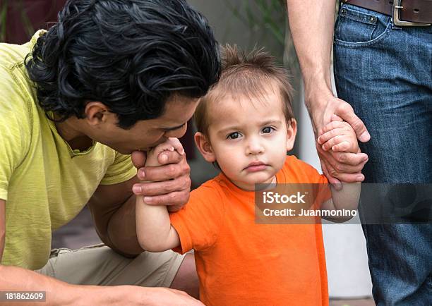 Kind Mit Zwei Väter Stockfoto und mehr Bilder von Gleichgeschlechtliches Paar - Gleichgeschlechtliches Paar, Baby, Ernst