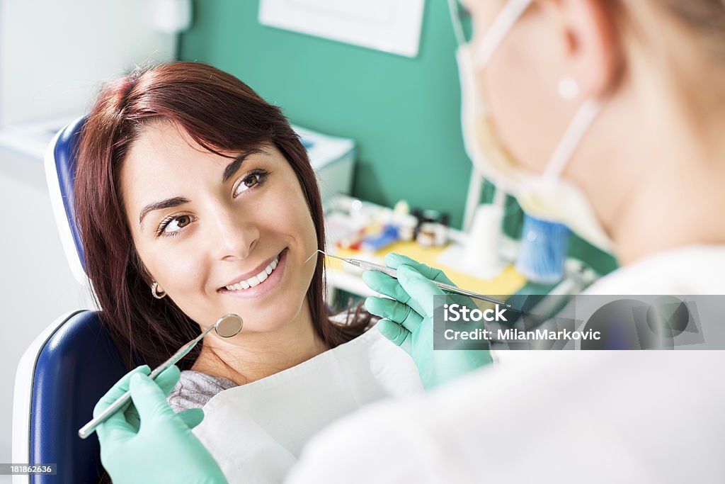 Uśmiechnięta kobieta u dentysty - Zbiór zdjęć royalty-free (Analizować)