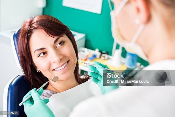 Uśmiechnięta Kobieta U Dentysty - zdjęcia stockowe i więcej obrazów Analizować - Analizować, Badanie lekarskie, Dentysta