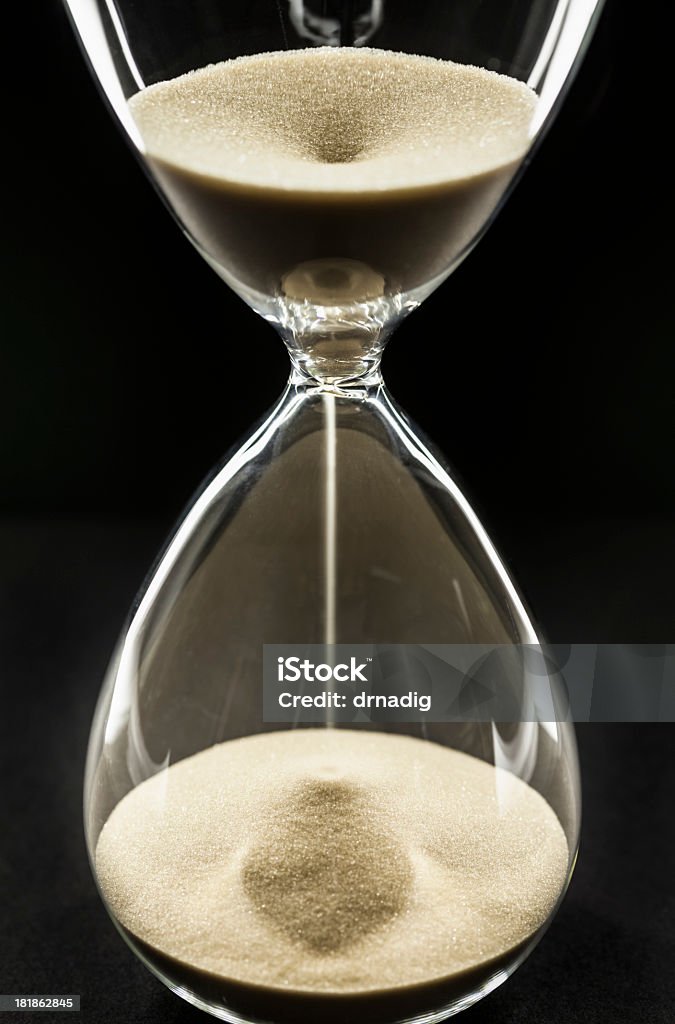 Hora de vidro com fluindo Sands - Foto de stock de Ampulheta royalty-free