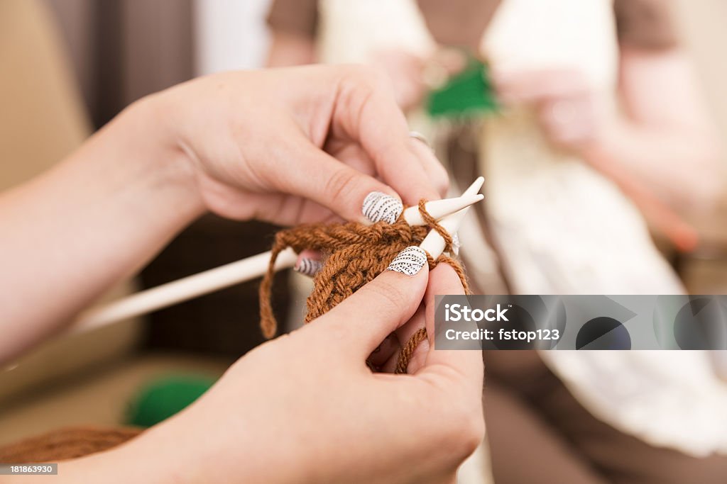 Artes e artesanato Hobbies: Mulher Idosa e Jovem Adulto knitting juntos - Foto de stock de 20 Anos royalty-free