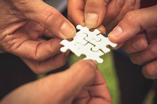 concepto de trabajo en equipo - human hand holding hands hands clasped group of people fotografías e imágenes de stock