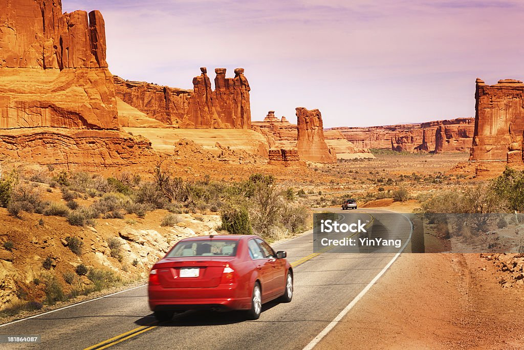 Voiture de route voyage voiture, une visite au parc National des Arches, Utah - Photo de Voiture libre de droits
