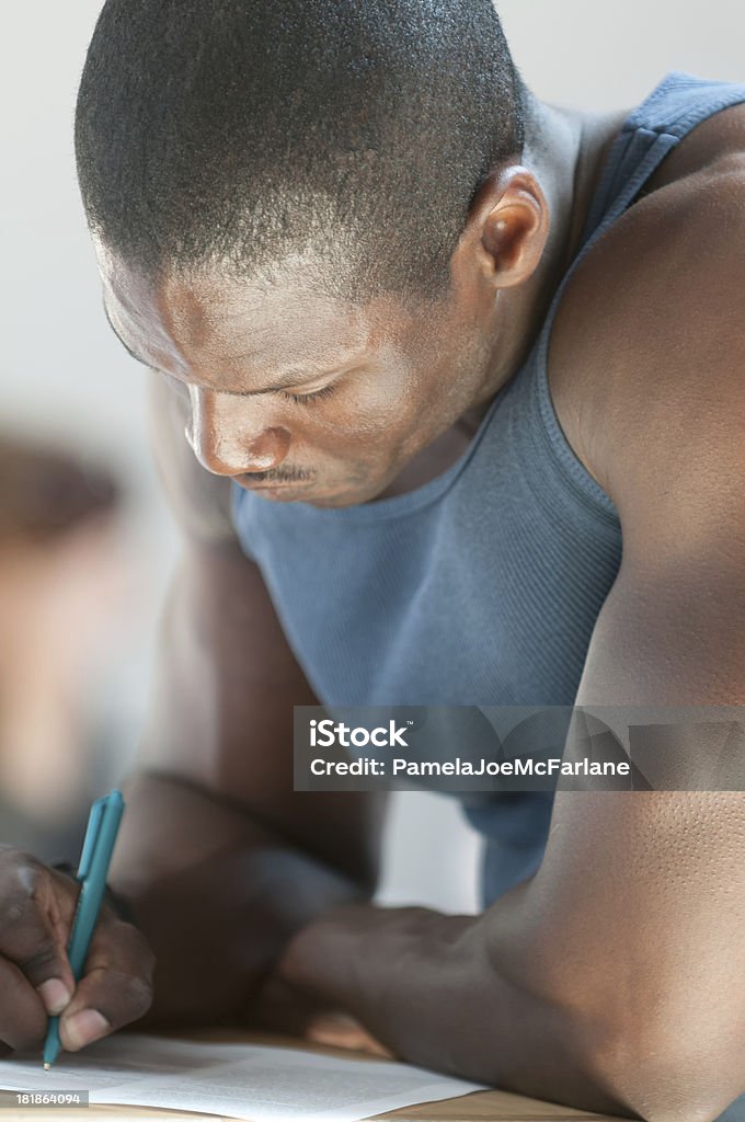 Atraente, jovem afro-americano homem escrevendo - Foto de stock de Escrever royalty-free