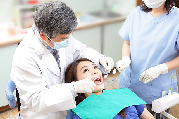 여성 치과 의사 및 assistant의 치과 치료 - dental equipment dental drill dentist surgical mask 뉴스 사진 이미지