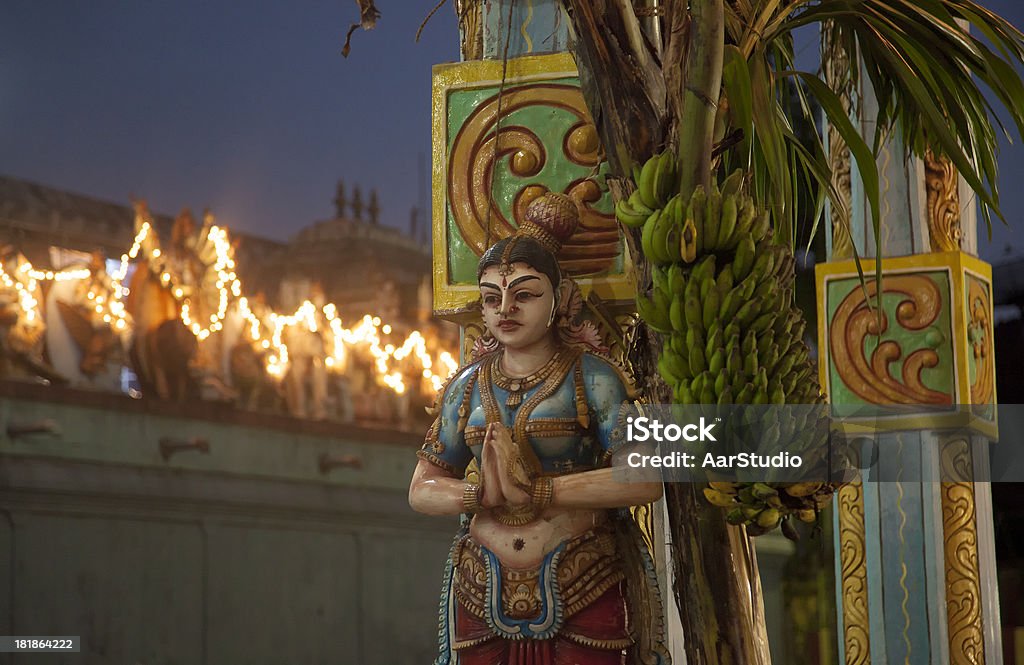 Statua di donna al di fuori del Tempio - Foto stock royalty-free di Ambientazione esterna