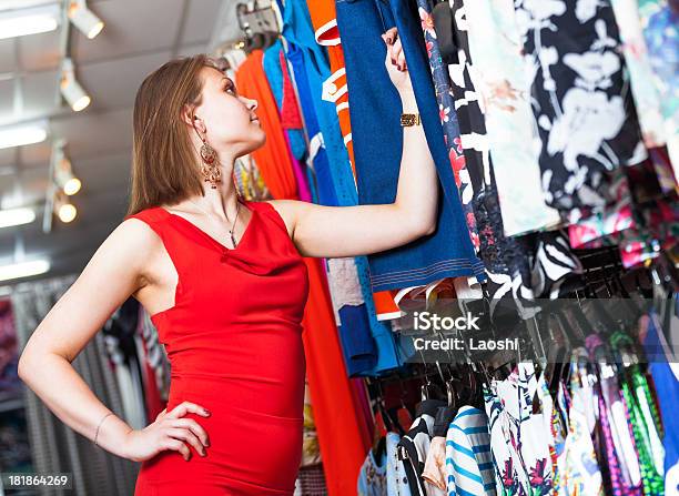 Junge Frau Kauf Kleidung In Boutique Stockfoto und mehr Bilder von Attraktive Frau - Attraktive Frau, Aussuchen, Bekleidungsgeschäft