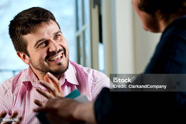 Foto de Mid 30 Homem Tomar Parte No Escritório Ou Aconselhamento Discussão e mais fotos de stock de Etnia caucasiana