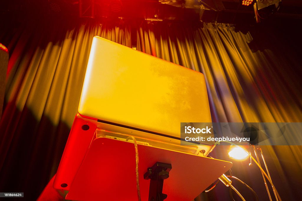 El escenario portátil-moderna de DJ en el trabajo - Foto de stock de Combinar libre de derechos