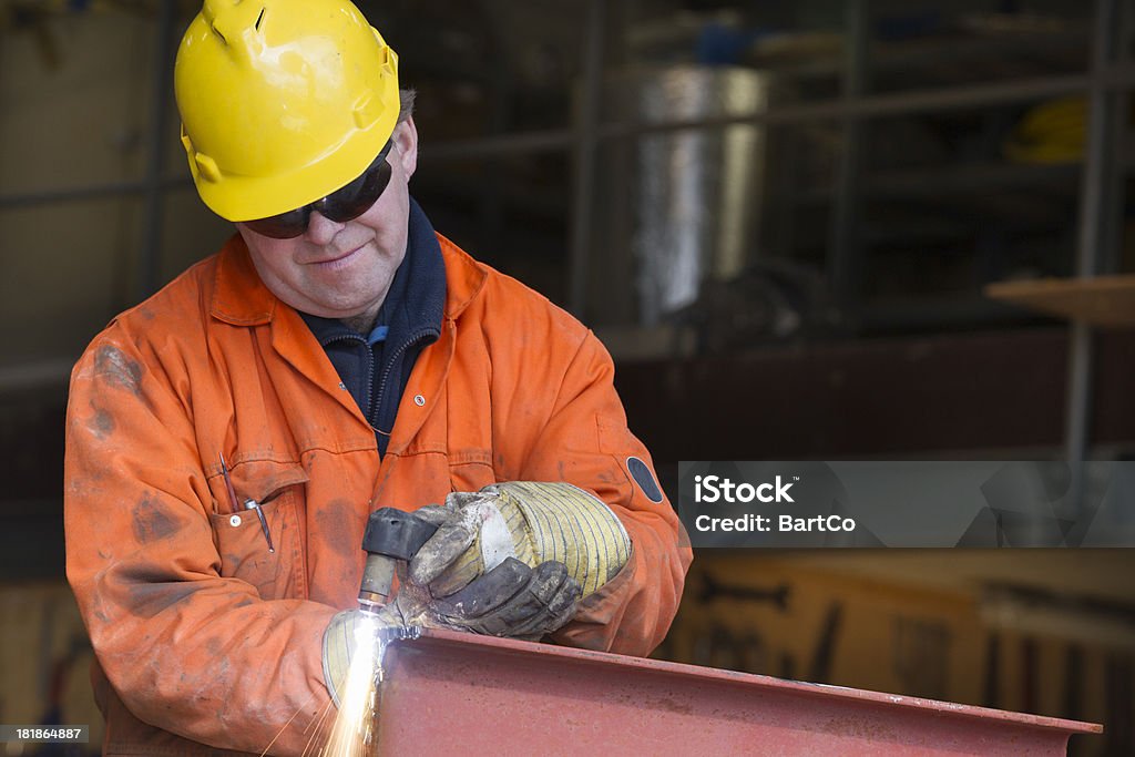 Consertador e mecânica no trabalho com o seu equipamento. - Foto de stock de Aprimoramento royalty-free