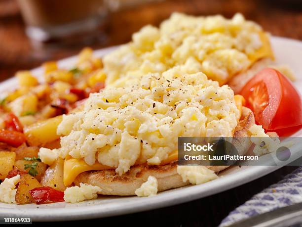 Sándwich De Queso Y Los Huevos Foto de stock y más banco de imágenes de Alimento - Alimento, Bocadillo, Bocadillo abierto