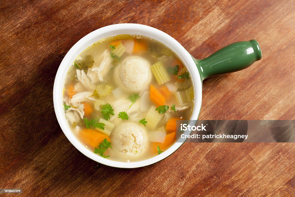 Суп с шариками из мацы - Стоковые фото Суп с шариками из мацы роялти-фри
