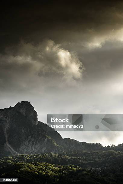 Foto de Paisagem De Montanha Com Luz Dramática e mais fotos de stock de Alpes europeus - Alpes europeus, Ambiente dramático, Aventura