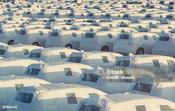 Foto de Mar De Carros e mais fotos de stock de Branco - Branco, Capa de Automóvel, Carro