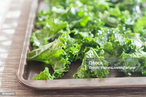 Raw Grünkohl Verfeinert Mit Soße Auf Einem Baking Pan Stockfoto und mehr Bilder von Grünkohl