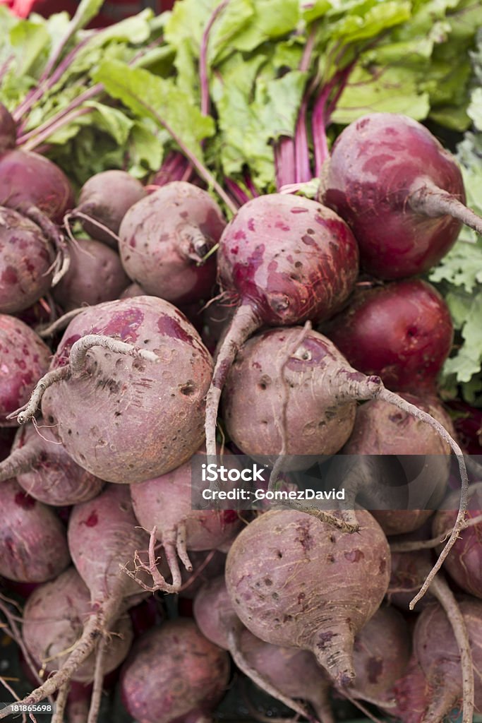 Close-up Organic barbabietole in aperto Farmer's Market - Foto stock royalty-free di Affollato