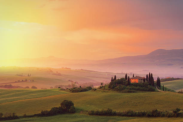 quinta em toscana ao amanhecer - tuscany italy sunrise rural scene imagens e fotografias de stock