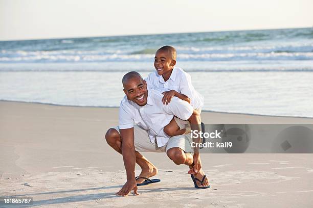 Padre E Hijo Juegan En La Playa Foto de stock y más banco de imágenes de Africano-americano - Africano-americano, Afrodescendiente, Hijo