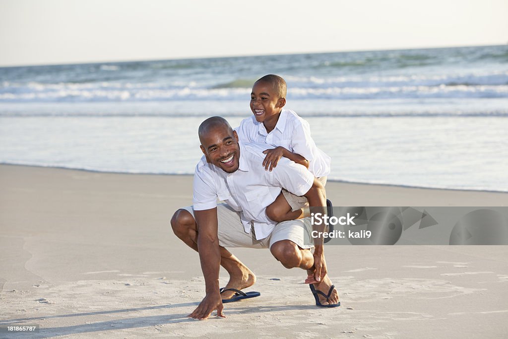 Ojciec i syn gra na plaży - Zbiór zdjęć royalty-free (Afroamerykanin)