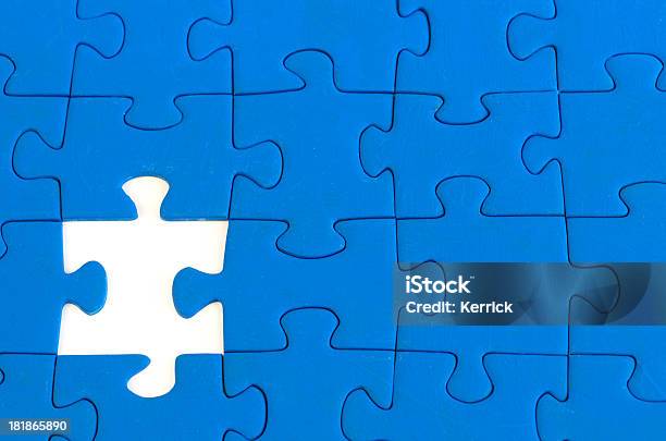 Blaue Puzzle Mit Lost Stück Stockfoto und mehr Bilder von Berufliche Beschäftigung - Berufliche Beschäftigung, Berufliche Partnerschaft, Blau