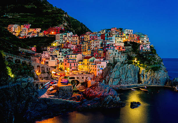 vue magnifique de manarola de nuit - ligurian sea photos et images de collection