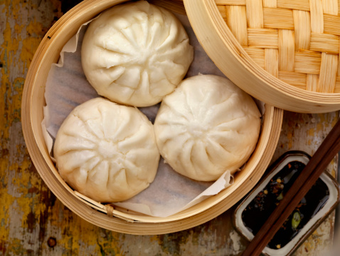 На Пару Свинина Buns — стоковые фотографии и другие картинки Китайский дрожжевой пирожок на пару - Китайский дрожжевой пирожок на пару, Культура Китая, Корзина - iStock