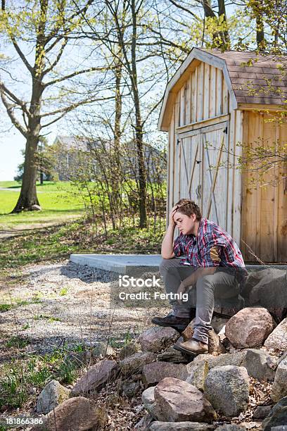 Solo Adolescente Sentado En Una Granja En Las Áreas Rurales Foto de stock y más banco de imágenes de 14-15 años