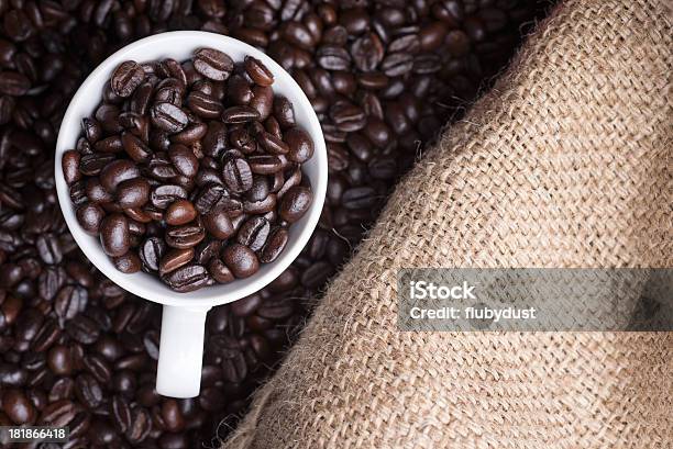 Caffè Tostato - Fotografie stock e altre immagini di Caffè - Bevanda - Caffè - Bevanda, Caffè - Raccolto, Chicco di caffè tostato