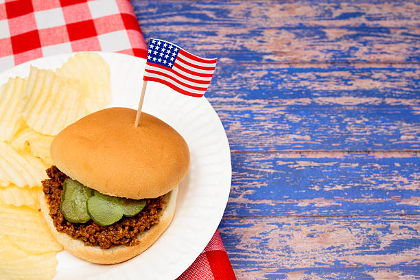 patriótica estadounidense sloppy joe - napkin american flag holiday fourth of july fotografías e imágenes de stock