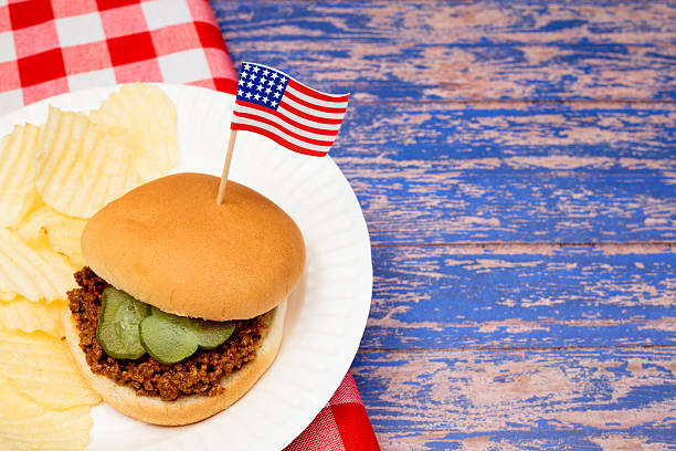 patriotique sandwich sloppy joe - napkin american flag holiday fourth of july photos et images de collection