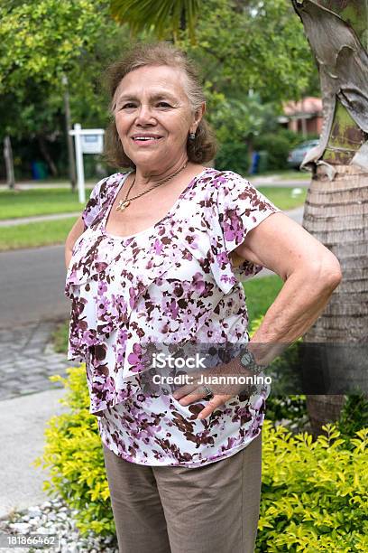 Uśmiechnięte Starsza Kobieta - zdjęcia stockowe i więcej obrazów 70-79 lat - 70-79 lat, Aktywni seniorzy, Codzienne ubranie