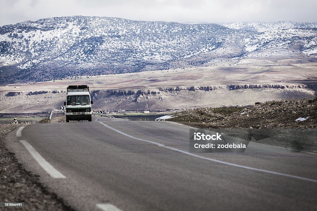 Camion attraversando la catena montuosa dell'Atlante, Marocco - Foto stock royalty-free di Africa