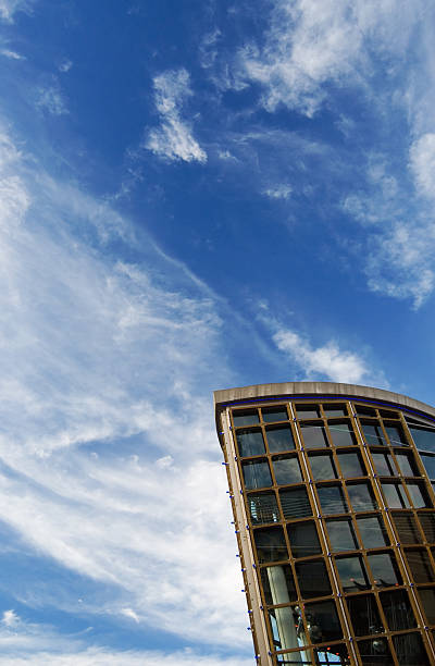 Edifício moderno e Céu - fotografia de stock