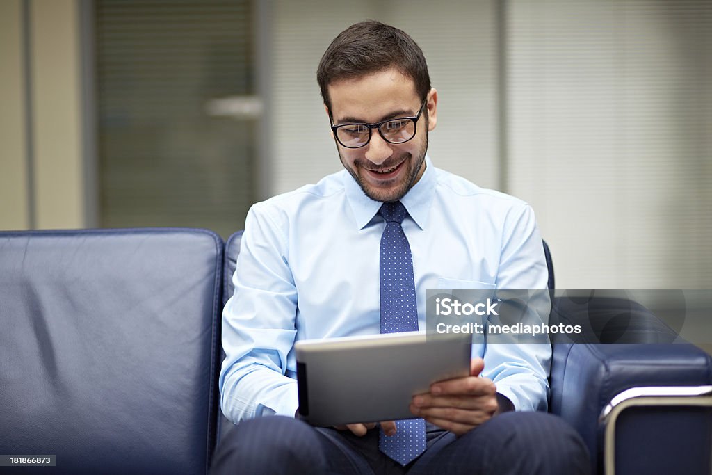 Uomo con digital tablet - Foto stock royalty-free di 30-34 anni