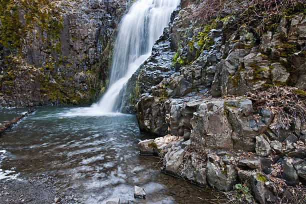 Umtanum Falls The numerous waterfalls of the Cascade Range and foothills are best viewed in early summer as melting snow feeds the streams, and again in autumn as the rains fill the streambeds. During late summer, only the major waterfalls will be flowing. Only a small number of the many waterfalls in Washington State, have been named. Whether the falls have names or not, they are a refreshing sight to both the eye and spirit. Umtanum Falls was photographed on Umtanum Creek near Ellensburg, Washington State, USA. jeff goulden washington state desert stock pictures, royalty-free photos & images