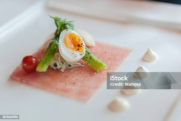 Vorspeise Mit Lachscarpaccio Mit Jungem Spargel Und Wachtelei Stockfoto und mehr Bilder von Ei