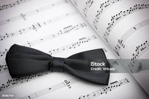 Corbata De Moño Negro Foto de stock y más banco de imágenes de Fondo negro - Fondo negro, Nota musical, Accesorio para el cuello