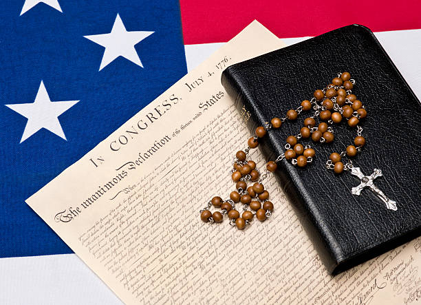constituição americana documento e a bíblia sagrada na bandeira norte-americana - us constitution patriotism fourth of july american revolution - fotografias e filmes do acervo