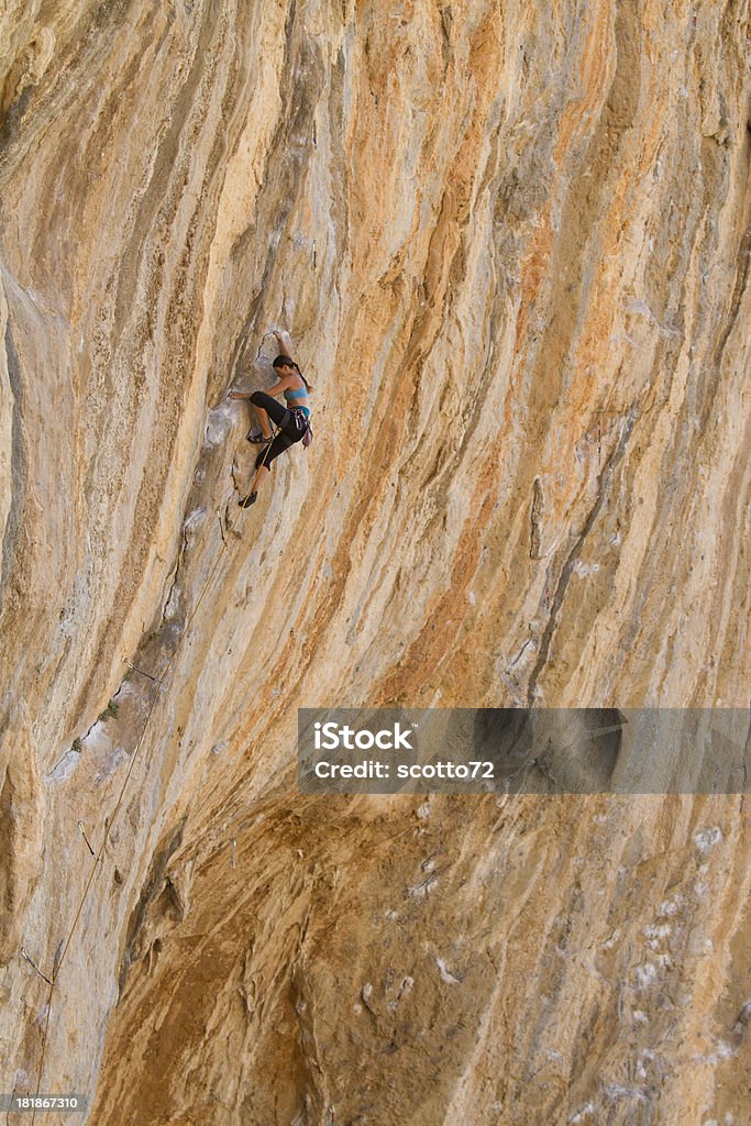 Mulher rockclimbing - Royalty-free Adulto Foto de stock