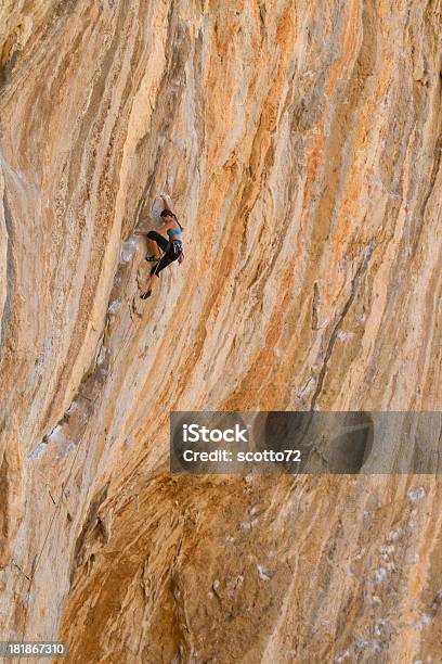 Женщина Rockclimbing — стоковые фотографии и другие картинки Активный образ жизни - Активный образ жизни, Альпинизм, Альпинистское снаряжение