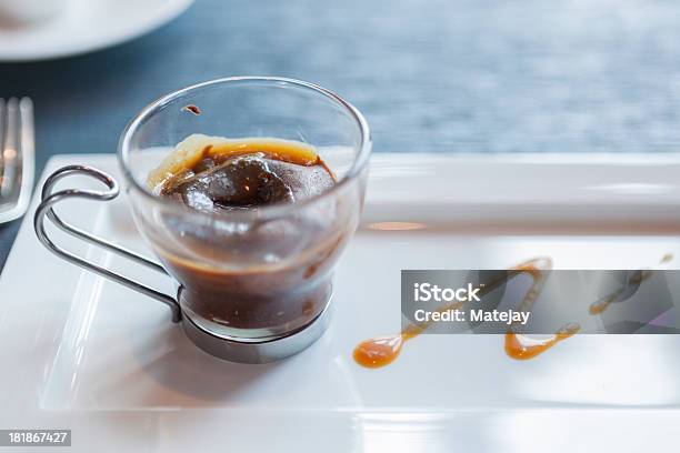 Caramello Soufflé Al Cioccolato Con Salsa Extra Sul Lato - Fotografie stock e altre immagini di Calore - Concetto