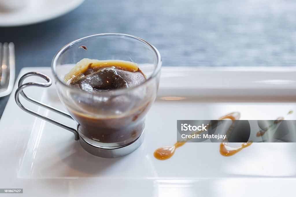 Suflê de chocolate com caramelo & molho extra na lateral - Foto de stock de Assado no Forno royalty-free