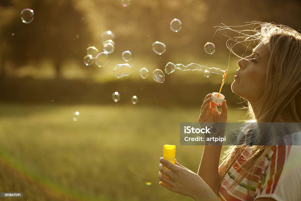 Bulles de soufflage femme Blonde en plein air - Photo de 20-24 ans libre de droits