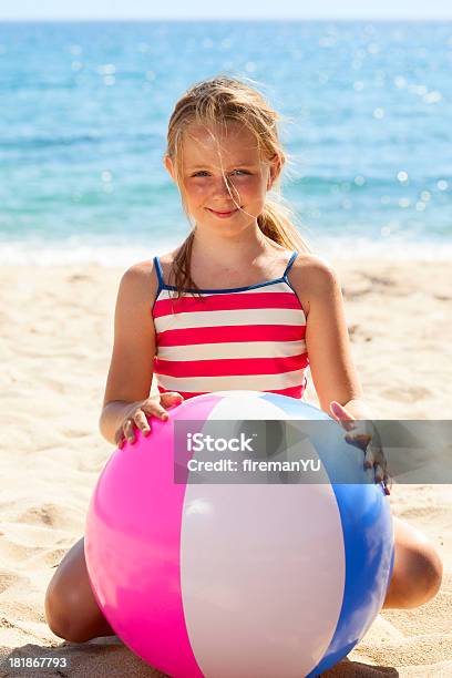 Letnie Zabawy Na Plaży - zdjęcia stockowe i więcej obrazów Wakacje - Wakacje, 8 - 9 lat, Brzeg wody