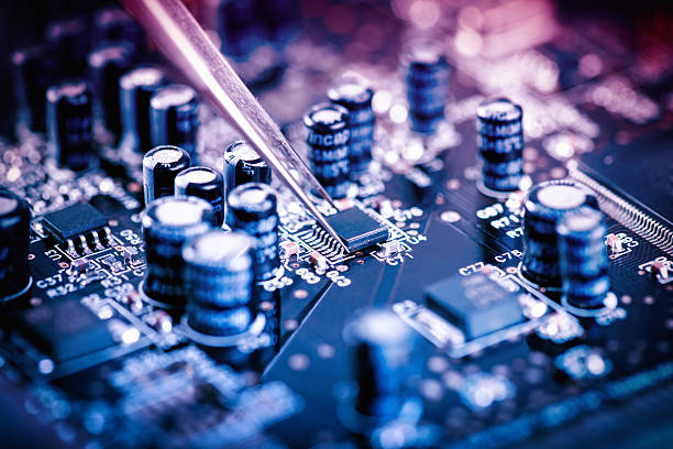 montagem de uma placa de circuito. - service electronics industry circuit board capacitor imagens e fotografias de stock