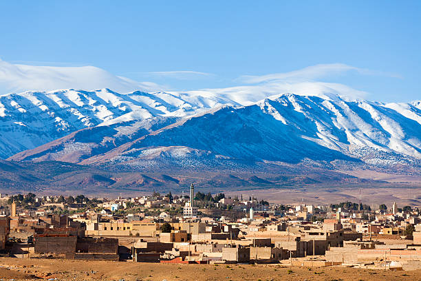 village traditionnel au maroc dans les montagnes - atlas mountains photos et images de collection