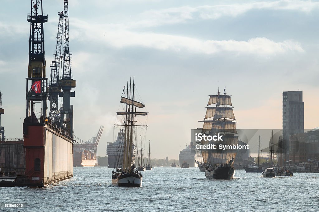 Круизных судов на реке Эльбе - Стоковые ф�ото Гамбург - Германия роялти-фри
